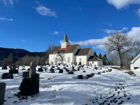 Seremonisted: Hof kirke.