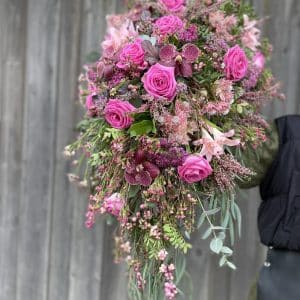 Kistedekorasjon i rosatoner til bisettelser og begravelser
